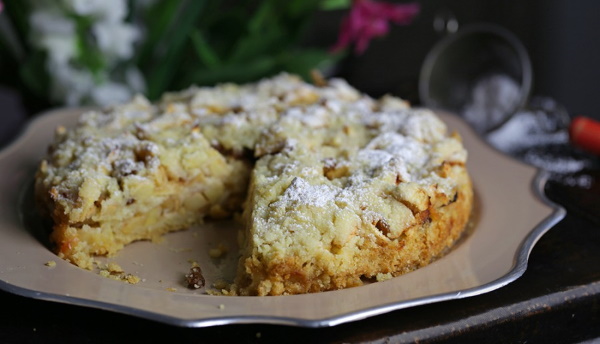 Яблочный пирог с манкой и мукой, сливочным маслом, молоком