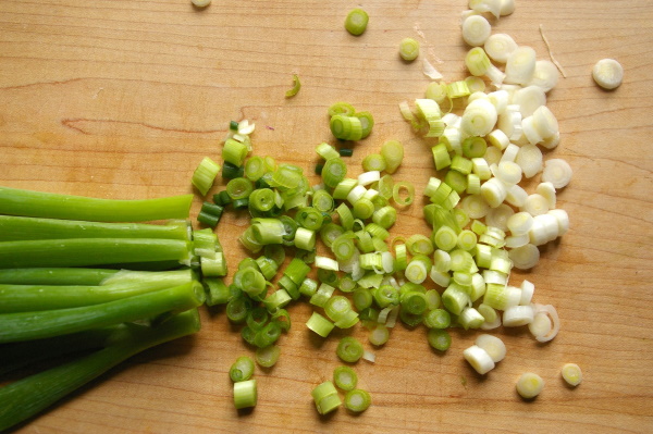 Яичные блины для салата. Рецепт с крахмалом, мукой, молоком, майонезом, соевым соусом, курицей, печенью