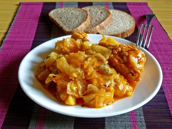 Жареная капуста с картошкой на сковороде. Рецепт с мясом, сосисками, курицей, колбасой, грибами. Фото