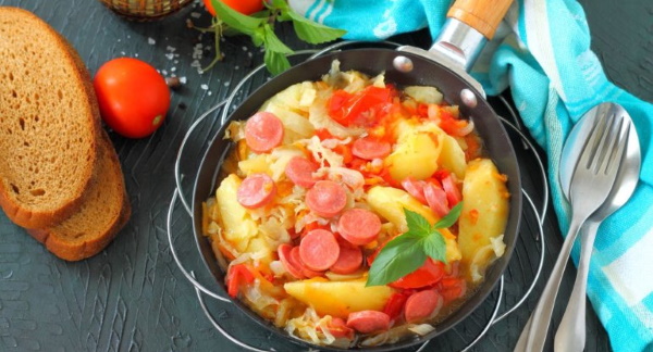 Жареная капуста с картошкой на сковороде. Рецепт с мясом, сосисками, курицей, колбасой, грибами. Фото