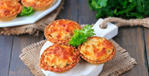 Жульен (жюльен) с грибами и сыром на сковороде, в духовке. Рецепты со сливками, сметаной, курицей