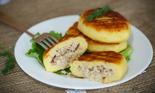 Зразы картофельные с сыром. Рецепты в духовке, на сковороде пошагово